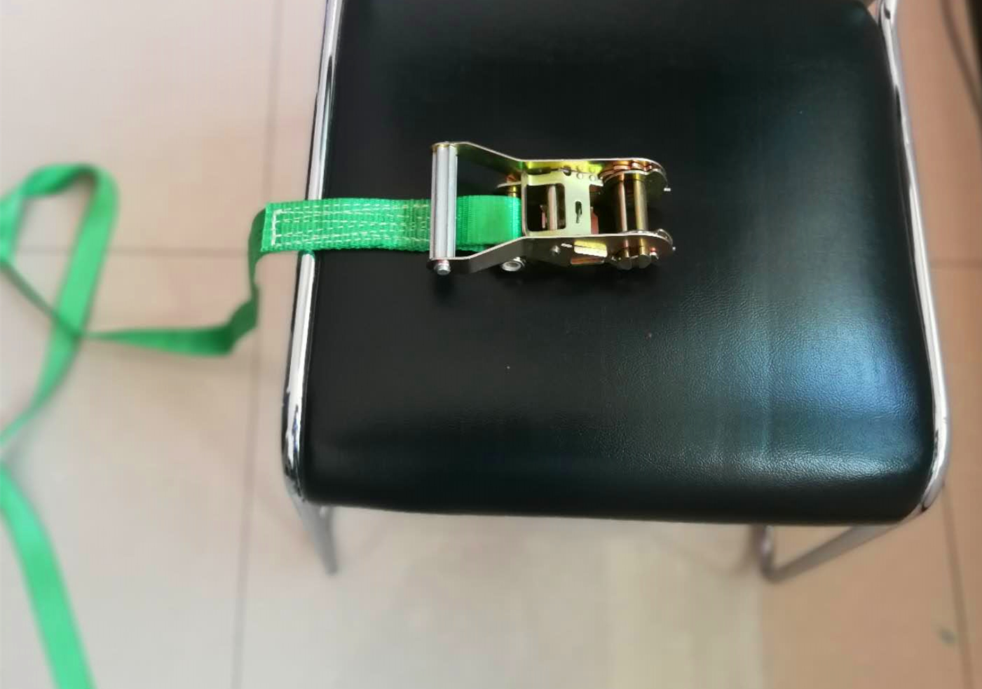 栓紧器使用织带布置