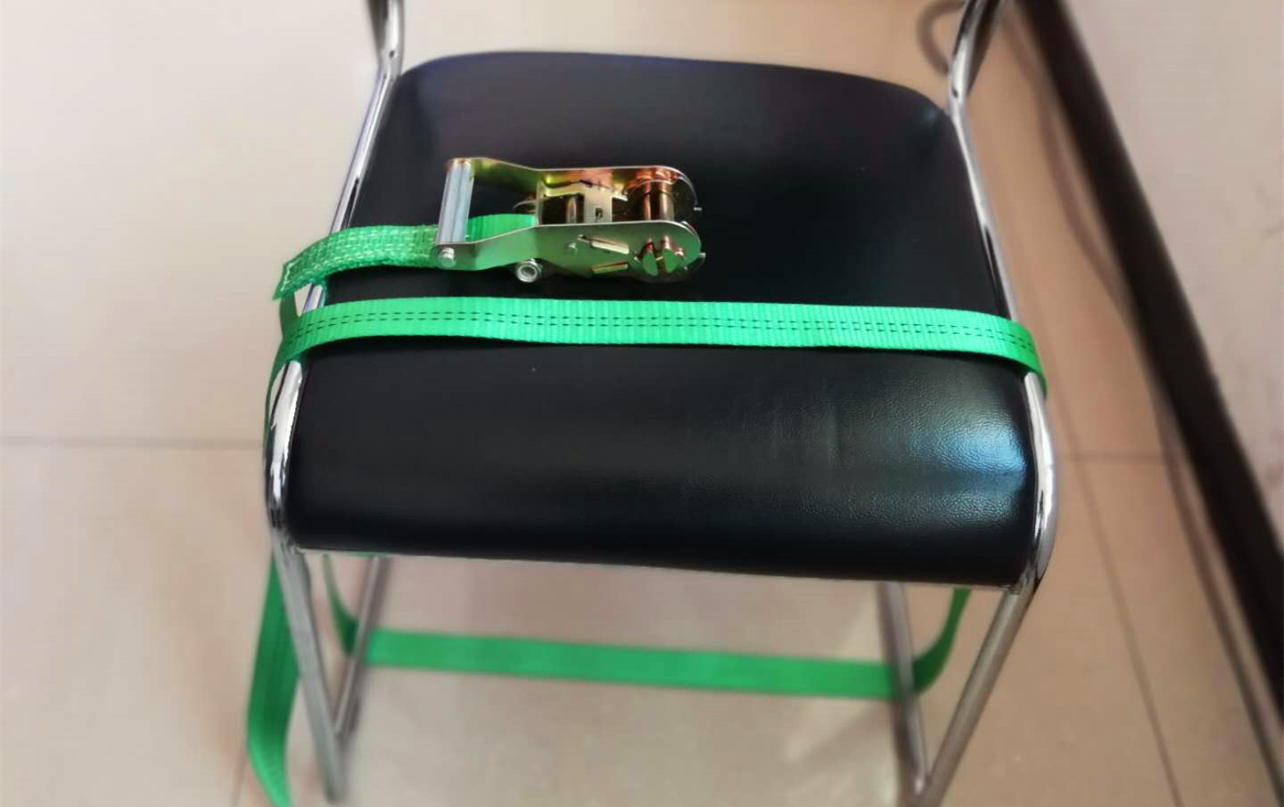 栓紧器使用金属手柄方向布置